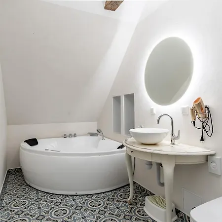 Pensión Alice Backyard - Apartments, & Exclusive Cave Saunas