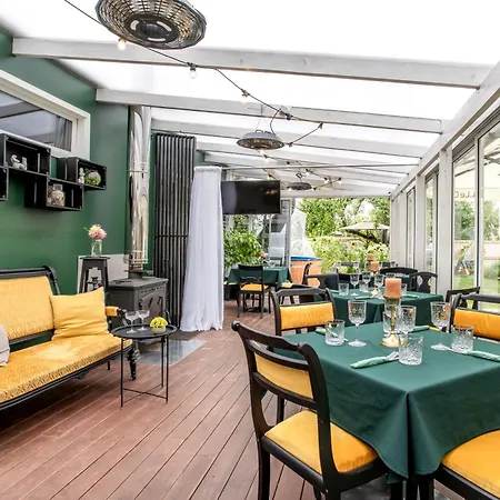 Alice Backyard - Apartments, & Exclusive Cave Saunas بيت ضيافة 4*