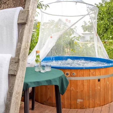 Pensión Alice Backyard - Apartments, & Exclusive Cave Saunas Pärnu