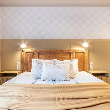 Pensión Alice Backyard - Apartments, & Exclusive Cave Saunas